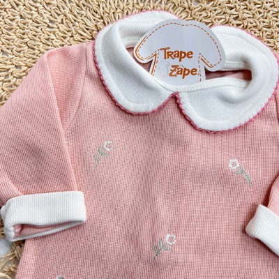 Macacão Tricotil (Tricot 100% Algodão) com Gola e Bordado - Salmão Flores Macacão Tricotil (Tricot 100% Algodão) com Gola e Bordado - Salmão Flores